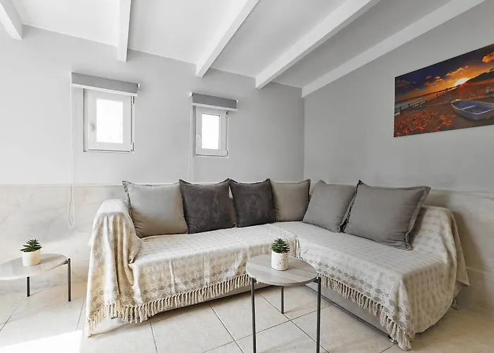 Beachside Apartment-pool-parking Apartment